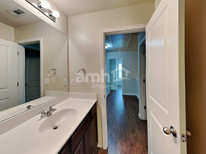 Building Photo - 3525 Mica Cir SE