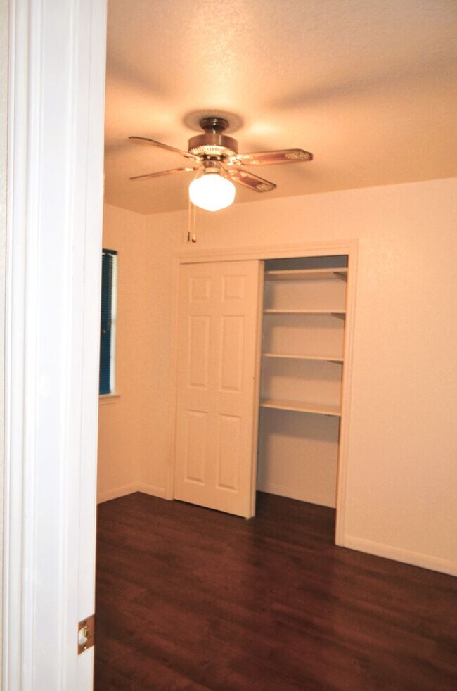 Building Photo - Country setting... on 2.69 acres!