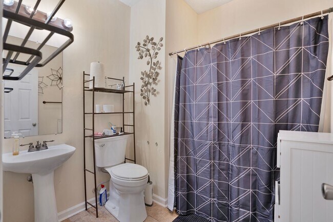 Building Photo - Welcome to Chinook Haven – Your Spacious Retreat Near Fort Campbell!
