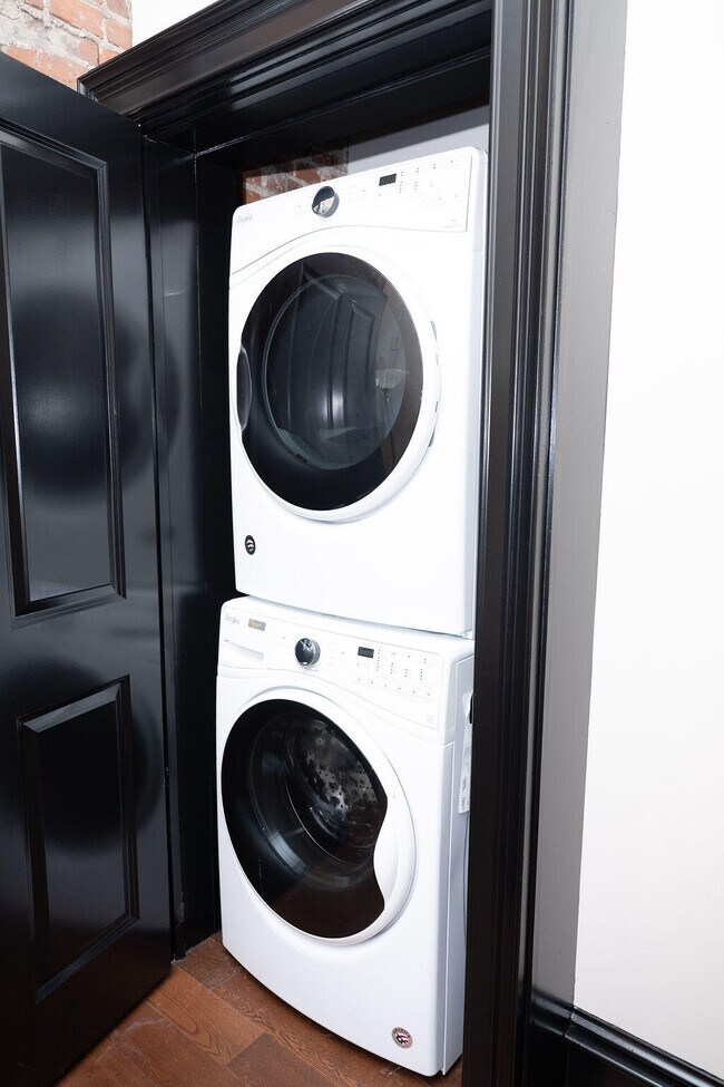 Building Photo - 275 S Limestone