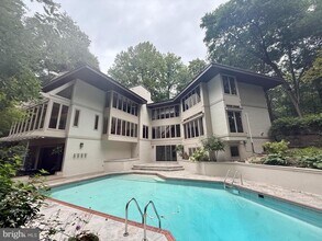 Building Photo - 1325 Darnall Dr