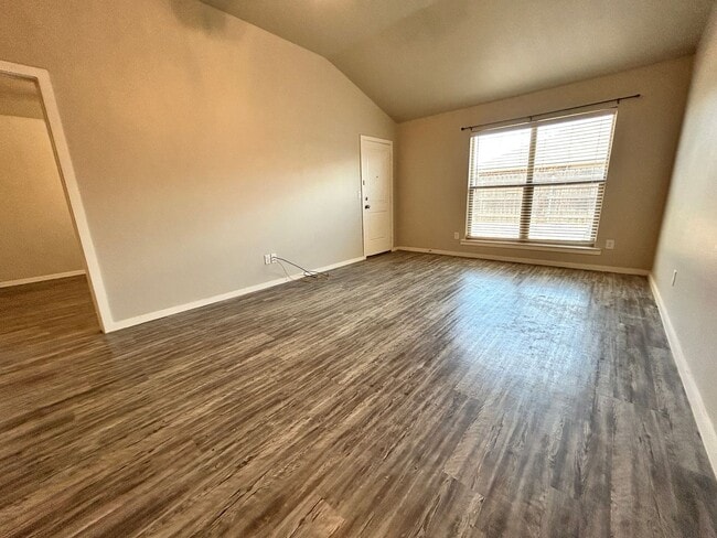 Building Photo - 3 bed 2 bath Duplex  Available !