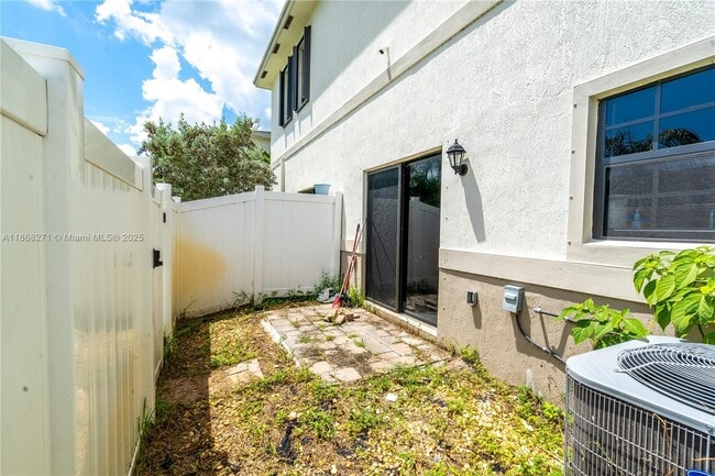Building Photo - 1141 SW 6th Ct