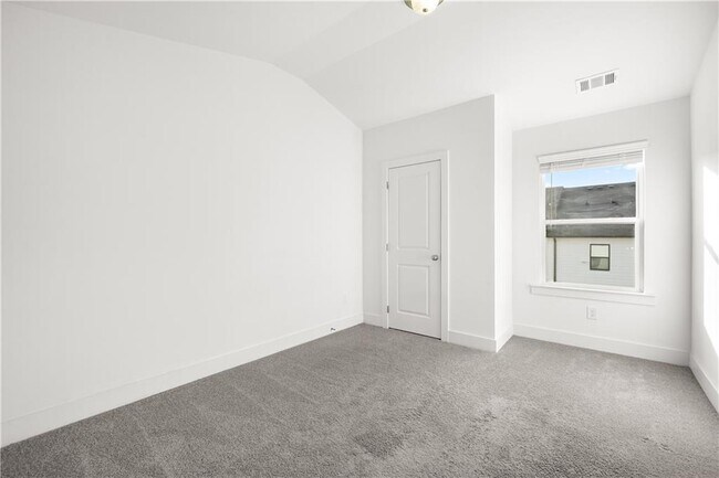 Building Photo - 124 Auburn Wds Dr