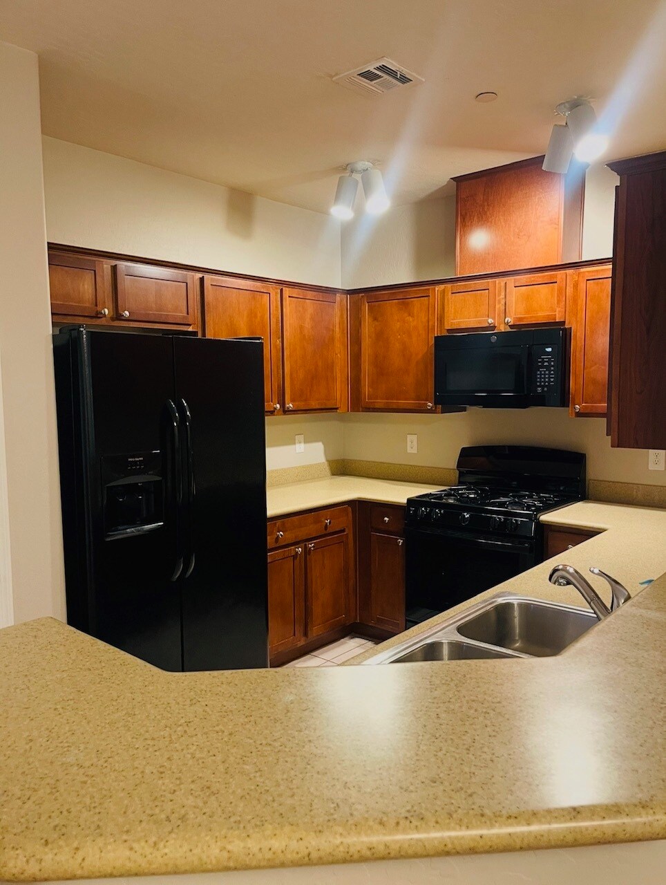 Building Photo - 6868 Sky Pointe Dr