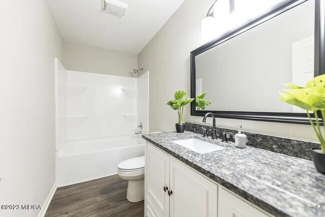 Building Photo - Rogers Ave