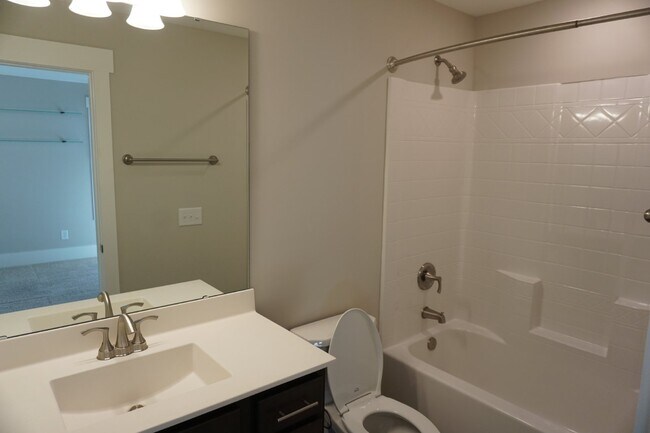 Building Photo - 4BR/3.5BA Home in the Gated Community of R...