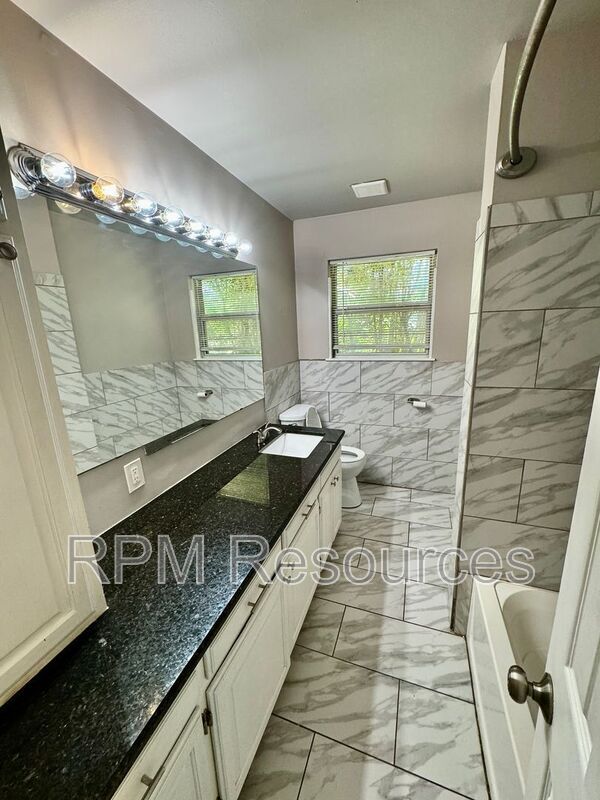 Building Photo - 2308 Elwood Dr