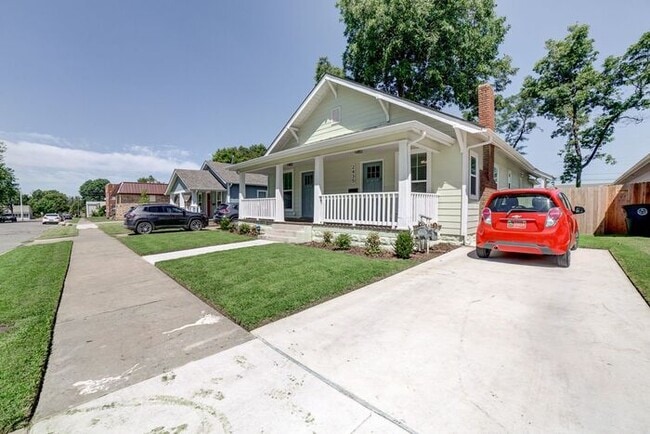 Building Photo - 1/1 Duplex Near TU With Large Fenced Yard!