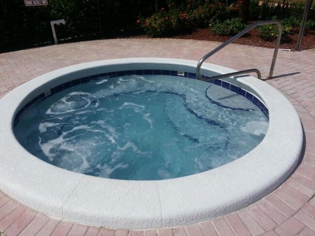 Building Photo - 1br /1bath Condo With Den Available Now In Boca Raton!  **Water & Cable Included**