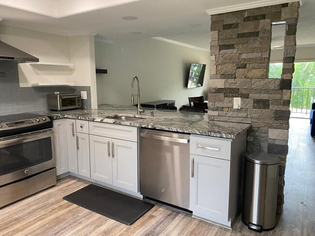 Building Photo - 7550 Sunshine Skyway Ln S