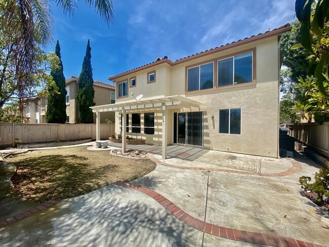 Building Photo - Elegant 5 Bedroom Home With Sweeping Staircase and Tons of Space!