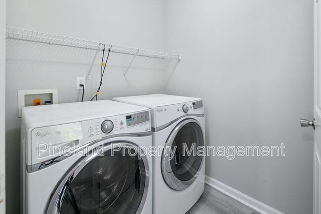 Building Photo - 320 Roundtree Dr