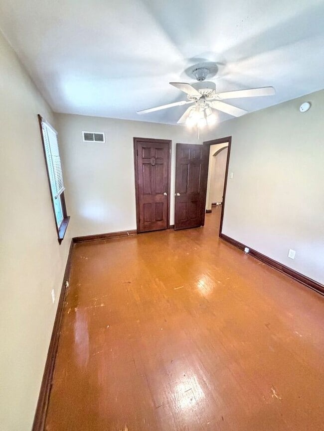 Building Photo - Adorable 2-Bedroom Home with Great Space /...