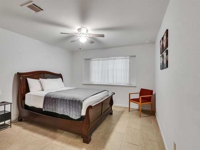Building Photo - 4002 Thistledown Dr