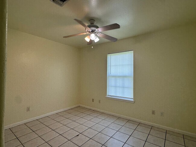 Building Photo - Ready for move in