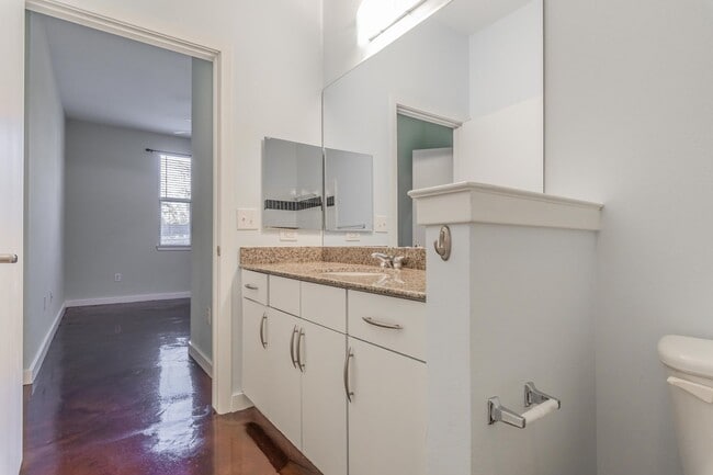 Building Photo - COMING SOON! Texas & Pacific (T&P) Loft with stunning downtown views!