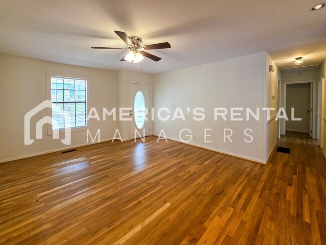 Building Photo - Newly Renovated and Ready for Move In!