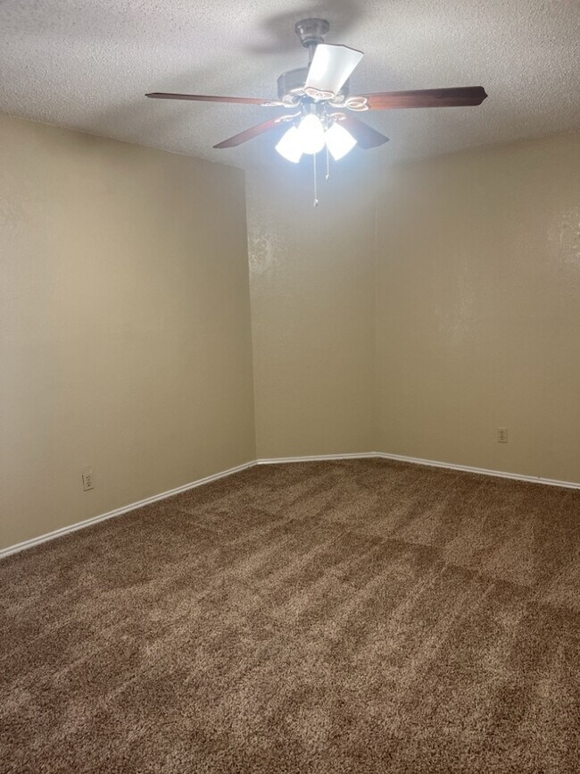Building Photo - Townhouse! 2 bedroom 2.5 bath 2 car garage!