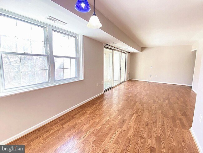 Building Photo - 864 College Pkwy
