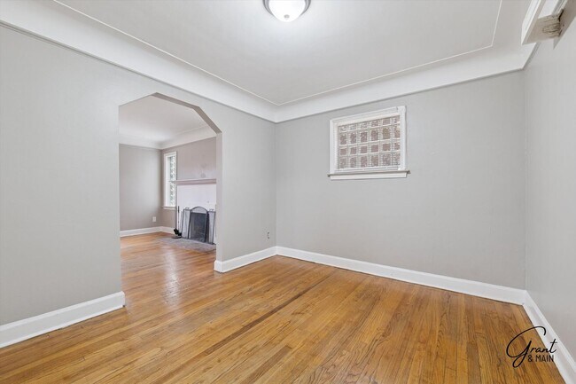 Building Photo - $1400 3 bedroom