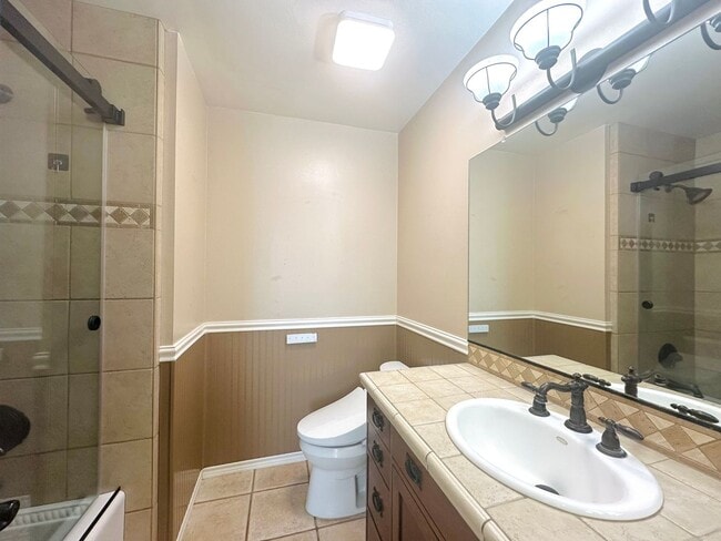 Building Photo - Beautiful 2-story pool home