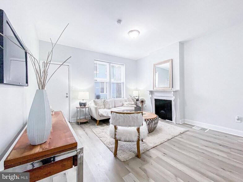 Living Room - 2556 N Bouvier St