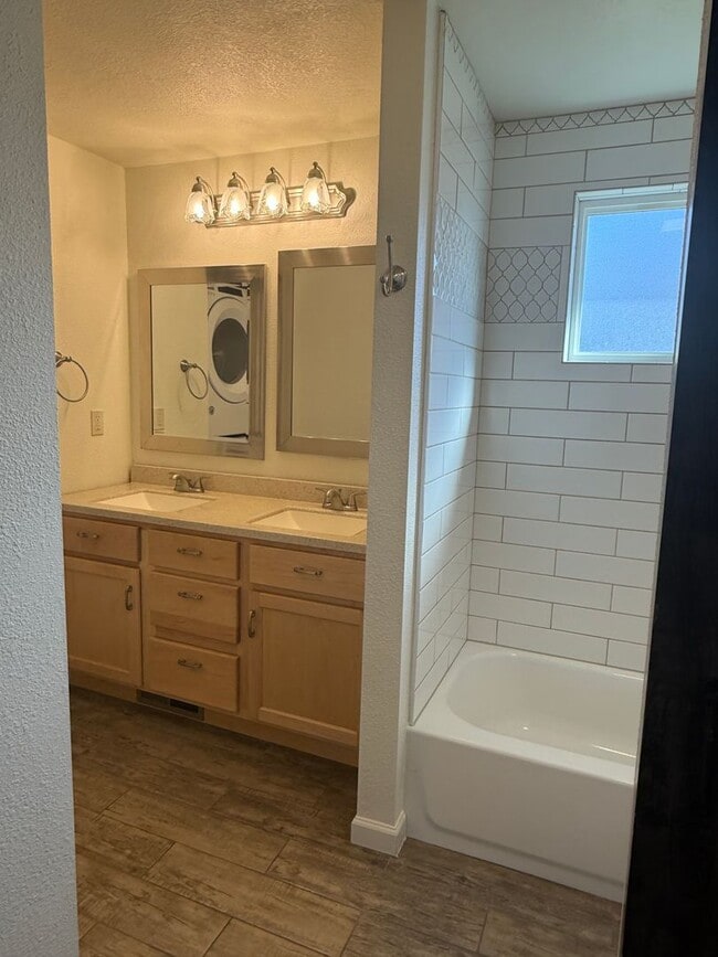 Building Photo - 1444 NW Canyon Dr