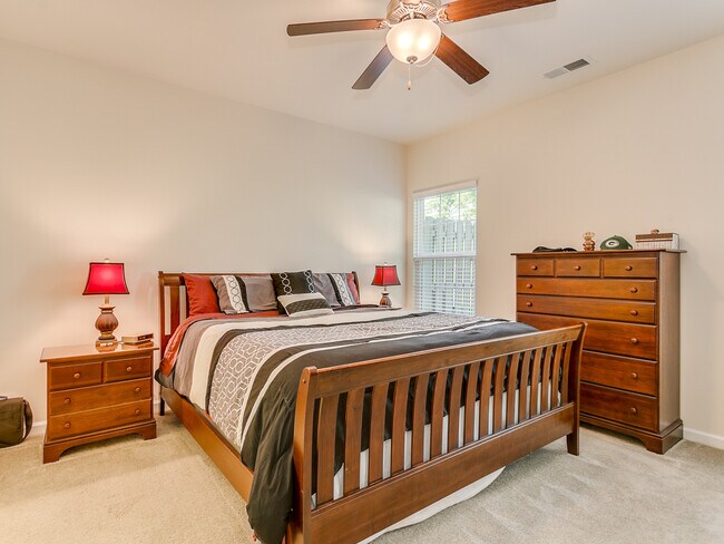 Building Photo - Lovely 3 Bedroom 2.5 Bath Townhouse, Easy ...
