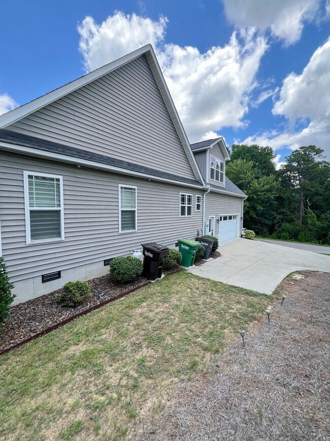 Building Photo - Gorgeous 4 Bed 2.5 Bath Home in Pinehurst