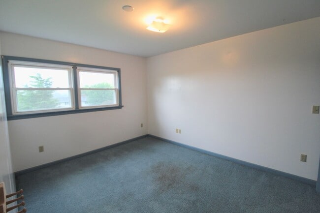 Building Photo - For Rent: Spacious Ranch-Style Home with S...