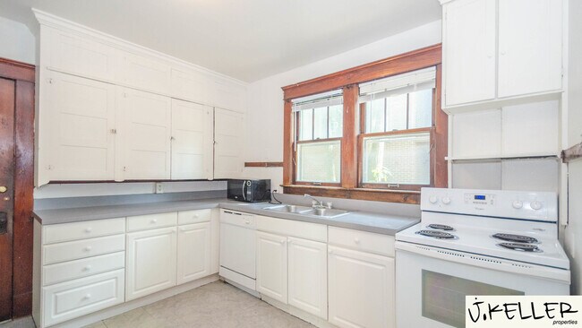 Building Photo - 931 Dewey Ave