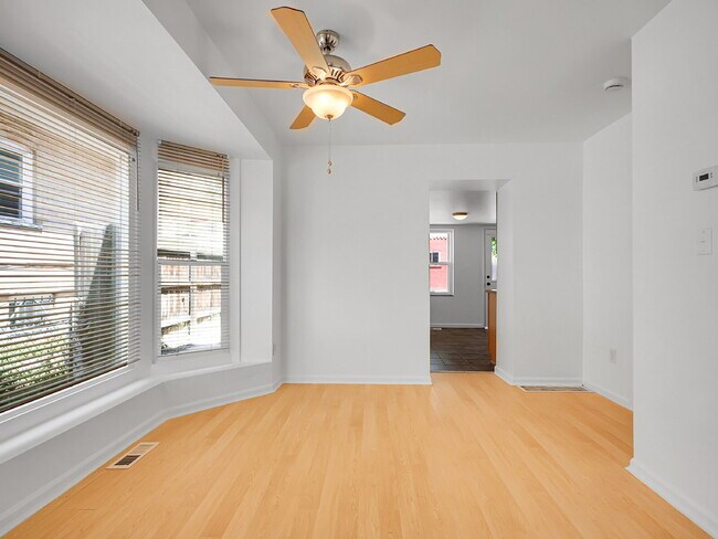 Building Photo - $1,550, 1 bed, 1 bath apartent near wash p...