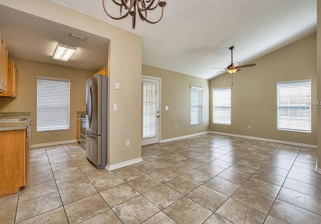 Building Photo - Charming 3/2 with large fenced yard!