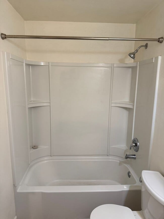 Building Photo - 2 bedroom 1.5 bathroom duplex in Springfield!