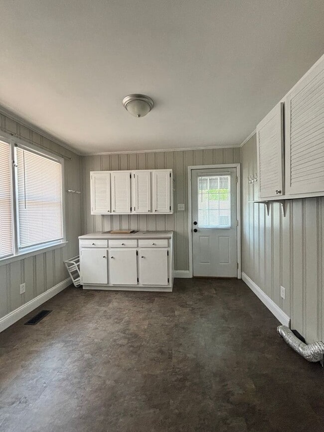 Building Photo - Eager to be in Northwoods? Check out Edgew...
