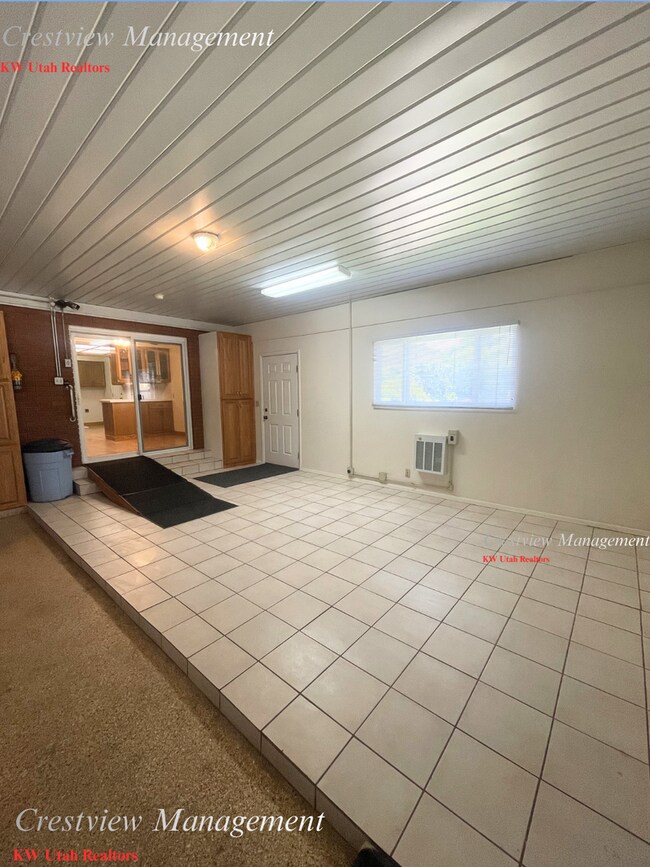 Building Photo - Charming Home with Expansive Yard in Prime Draper Location
