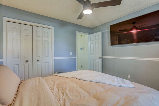 Building Photo - 3 BED | 3 BATH | POOLER | FURNISHED