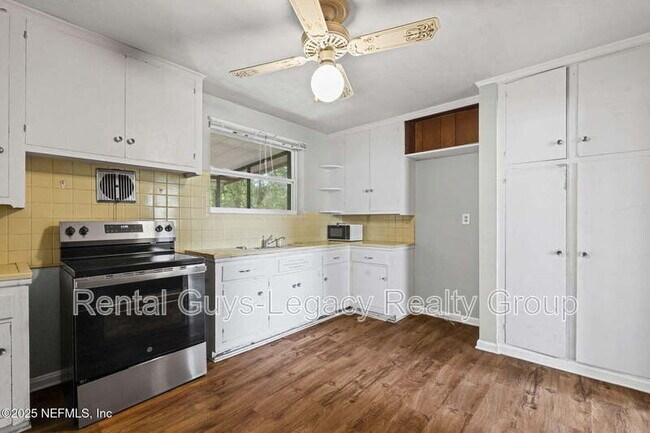 Building Photo - 3827 Colebrooke Dr