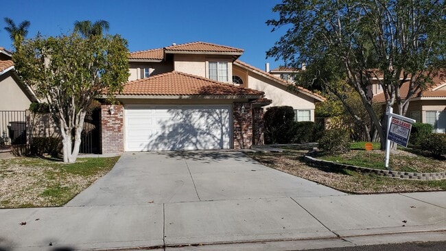 Building Photo - ( ( ( BEAUTIFUL 4 BEDROOM 3 BATH HOUSE!!! ...