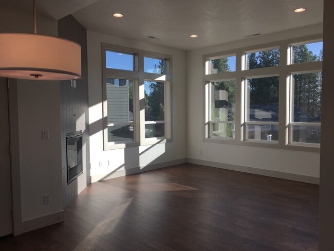 Building Photo - 3 Bedroom / 2 Bathroom Home in SE Bend