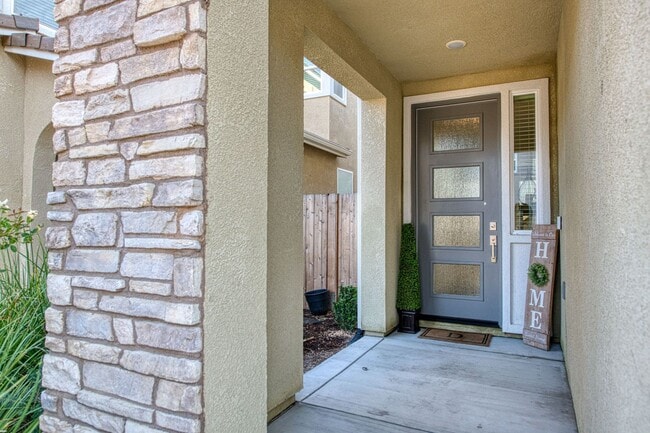 Building Photo - Stunning Clovis Home!