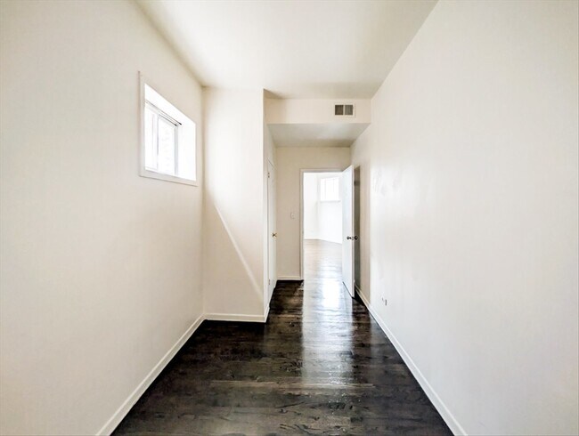 Building Photo - 3135 W Augusta Blvd
