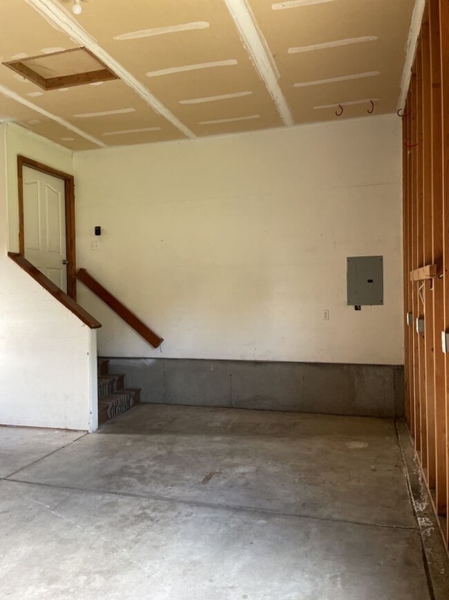 Building Photo - 4 Bed 2.5 Bath Home in Windsor - FREE Octo...