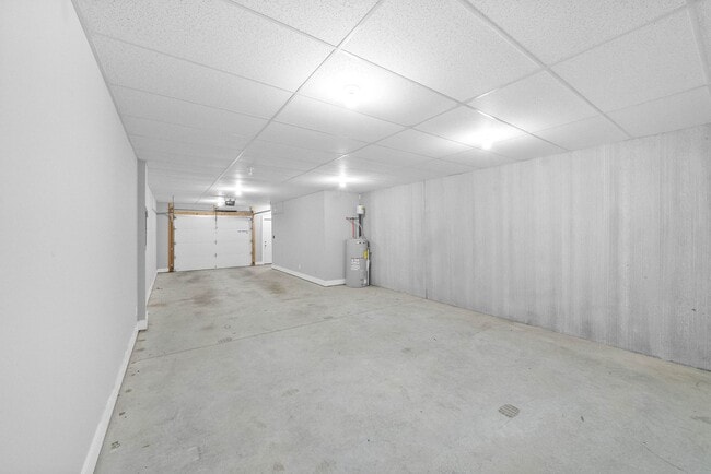 Building Photo - Large 2 Bedroom Condo For Rent Near Downtown Clarksville!