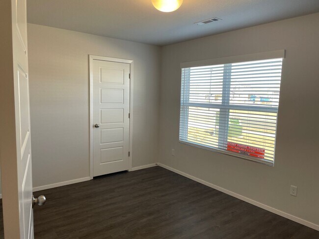 Building Photo - 721 Belhaven Rd