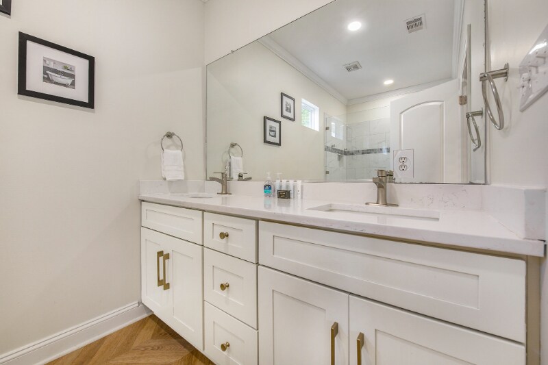 Building Photo - 10 Riker St