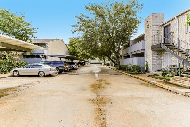 Building Photo - 9797 Leawood Blvd