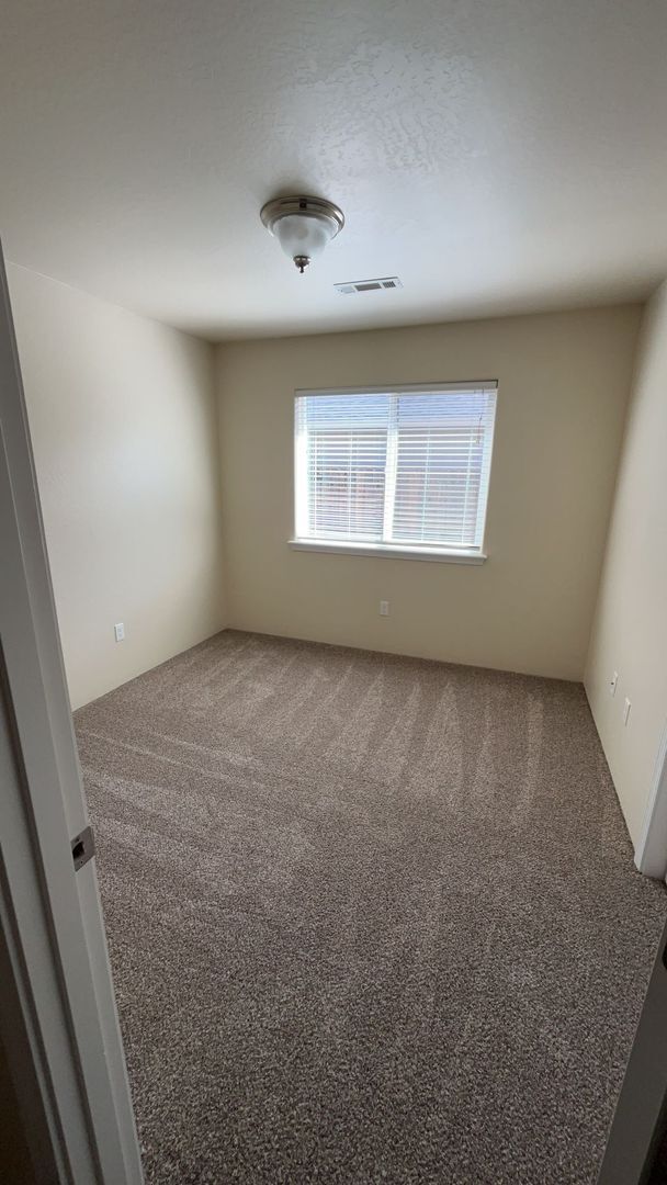 Building Photo - 3 Bedroom 2 Bath Home