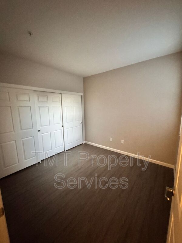 Building Photo - 5201 Laguna Oaks Dr